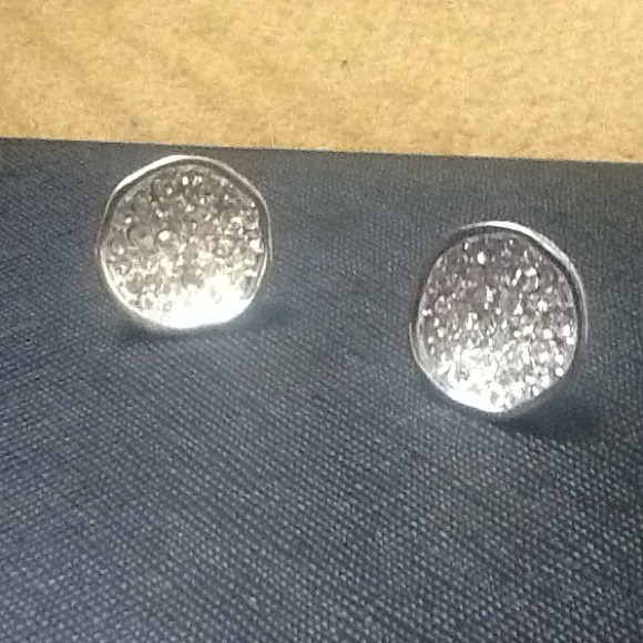 Silver diamond circle earings!