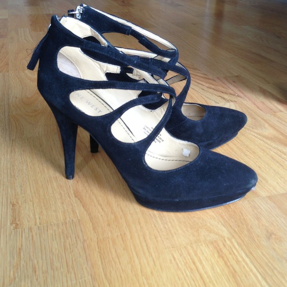 HP 🎉 Sale from $35 🎊 Black suede platform heels