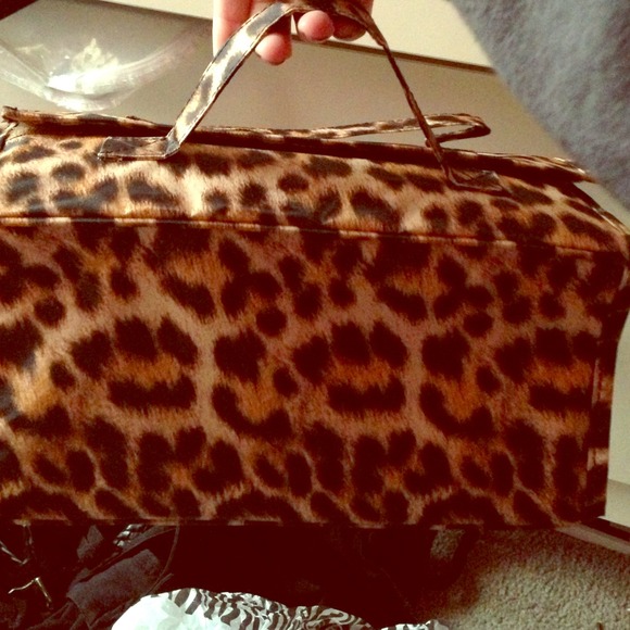JEWERLY/MAKEUP LEOPARDTRAVEL BAG! NEVER USED
