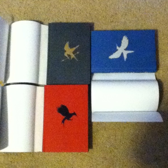 Hunger Games Trilogy - Picture 2 of 4