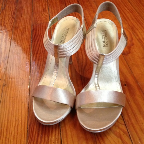 Kenneth Kole Reaction Light Gold heels