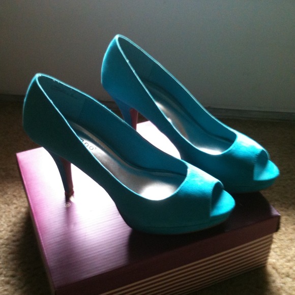 Peep toe heels !! 👠👠 great splash of color !!