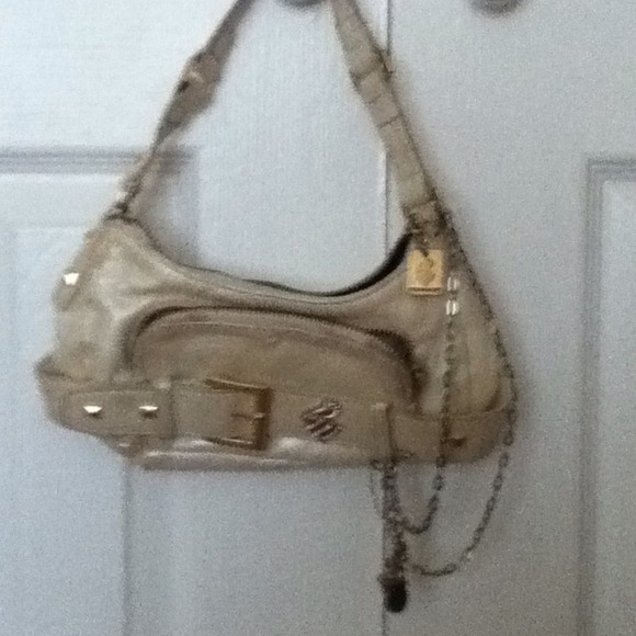 A light white bAg with a stylish placed chain - Picture 1 of 5