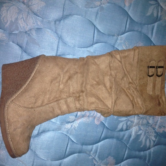 Brown wedge boots.👍👍