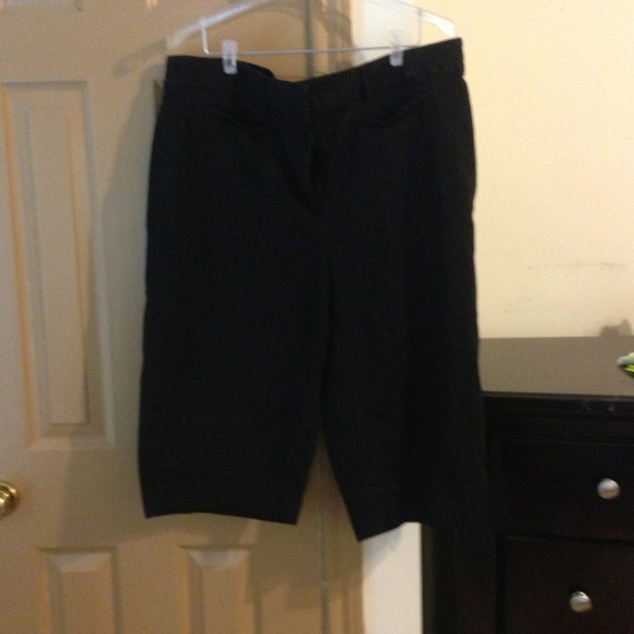 Black twill Capri pants