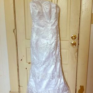 Beautiful, never worn wedding dress