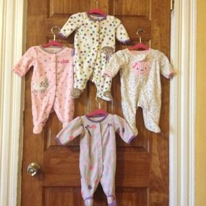 4 graphic fleece pjs