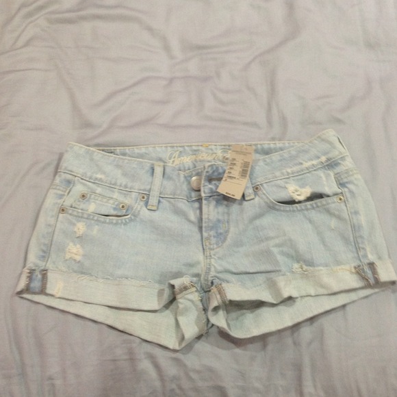 NWT AE light wash shorts💕