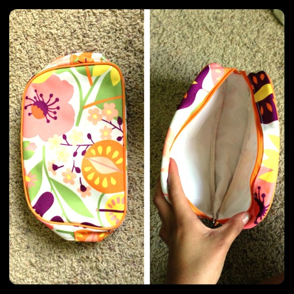 ⚫️Cute makeup case💐