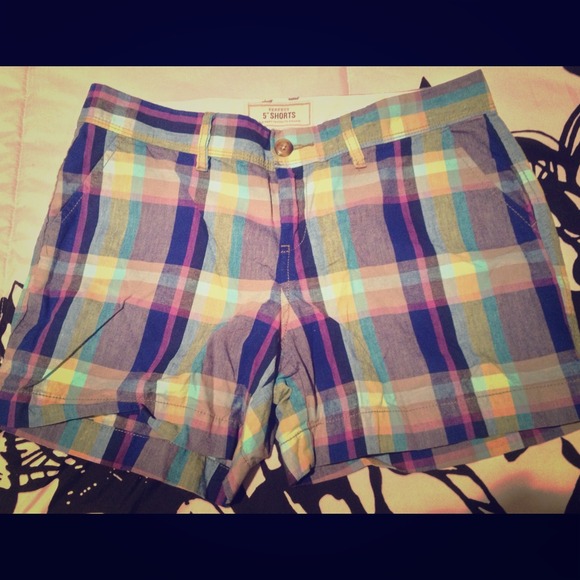 Plaid Old Navy 5" shorts. NWOT. - Picture 1 of 3