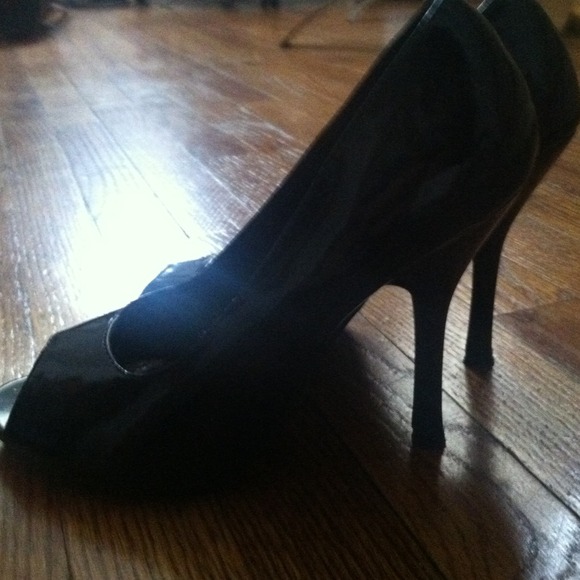 Black shoes. - Picture 2 of 3