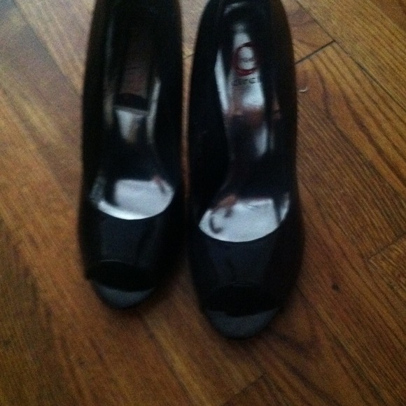 Black shoes. - Picture 3 of 3