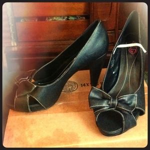 Brand New Black Pinstripes PeekToes (Size 12W)