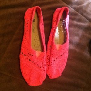 Off brand of Toms, pink chatties, never worn.