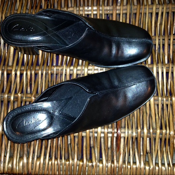 🚫 STORAGE 🚫 Black Size 8 "Clarks" 2" Slides EUC - Picture 2 of 2