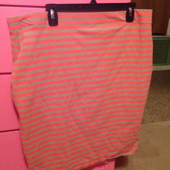Old Navy coral/tan striped pencil skirt. Size XL.