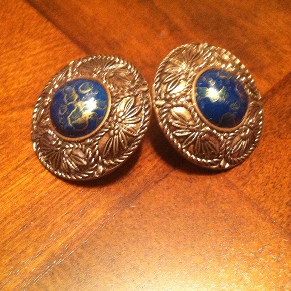 Cute earth earrings 👈