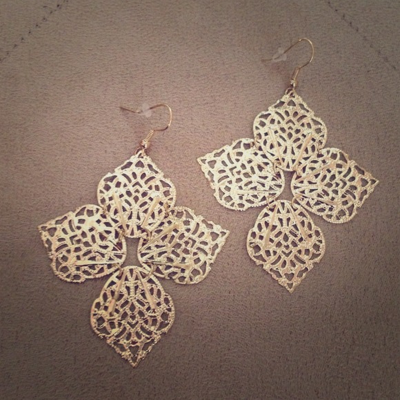 Jewelry - 🎉Host Pick🎉Gold Flutter Earring