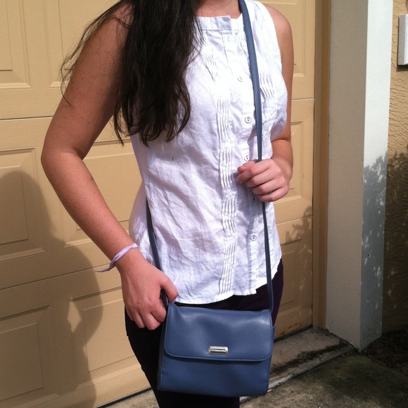 SOLD!Periwinkle blue LIZ CLAIBORNE cross-body bag! - Picture 2 of 4