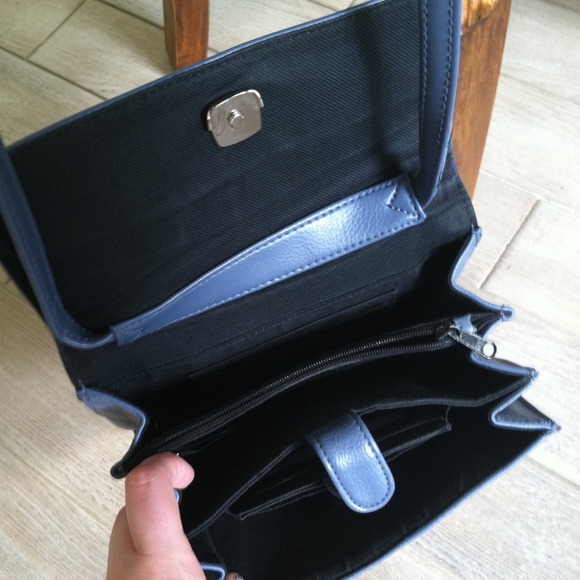 SOLD!Periwinkle blue LIZ CLAIBORNE cross-body bag! - Picture 4 of 4