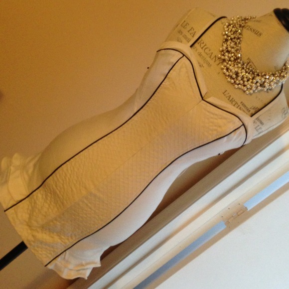 Guess fitted & stretchable linen white dress