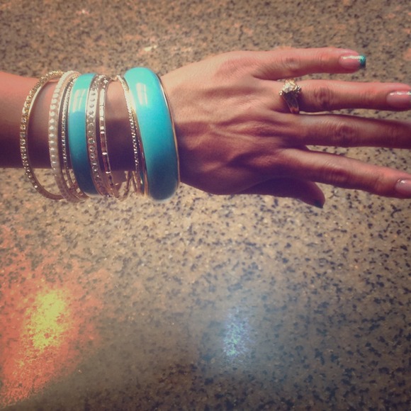 Set of 8 turquoise and gold bangle set.☀️