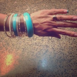 Set of 8 turquoise and gold bangle set.☀️