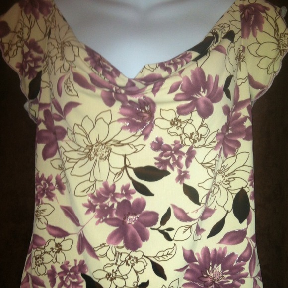 Gorgeous top for business or casual!