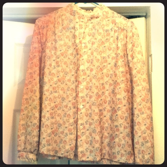 Lace collar blouse.