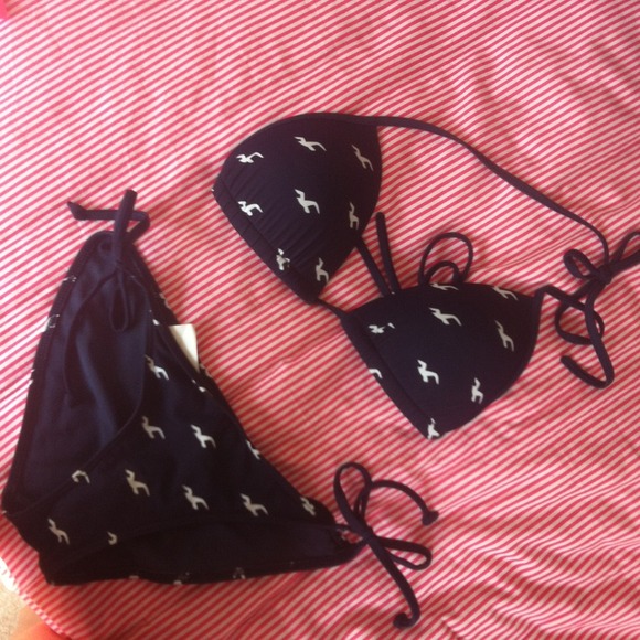 ❤BUNDLE❤ Hollister Swimsuit and extra top - Picture 1 of 2
