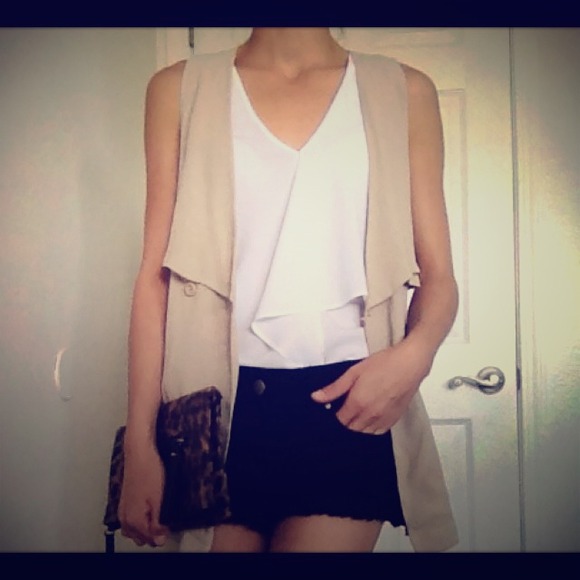 🚫SOLD🚫 🎉HOST PICK🎉 Beige Vest