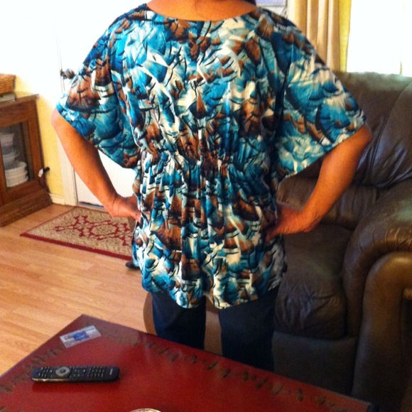 Loose fitting summer top. - Picture 3 of 4