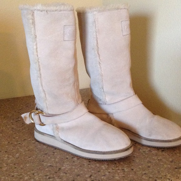 Priced for Laurie 👍 Guess boots-great shape