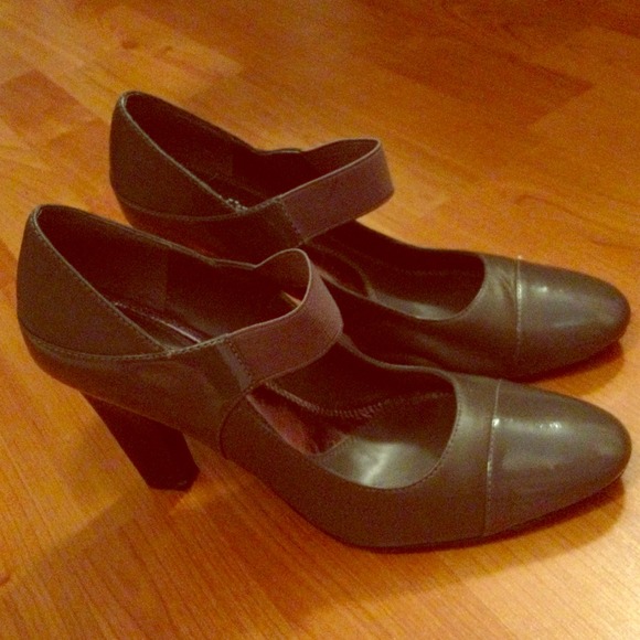 Simply Vera gray heels