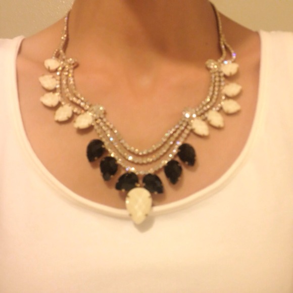 🚫SOLD🚫 Statement Necklace - Picture 3 of 3