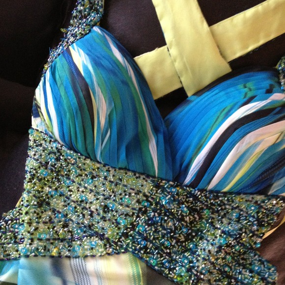 DONATED ๐ Prom gown ๐ฅ PRICE REDUCED๐ฅ - Picture 4 of 4