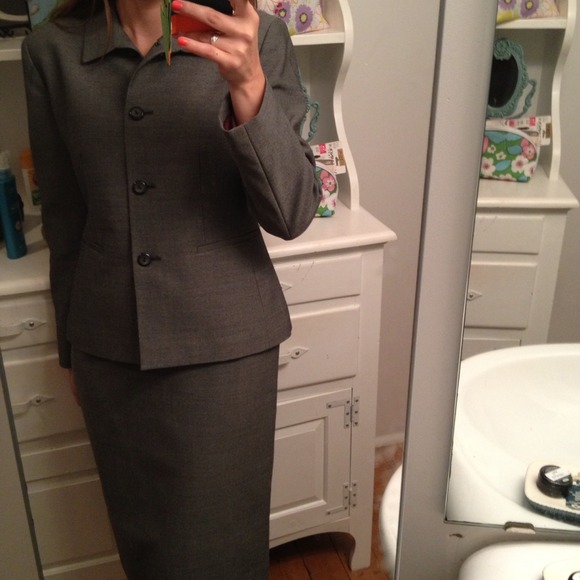 🚫Sold in Bundle🚫Gorgeous dark grey Kasper suit.