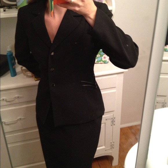 🚫Sold in Bundle🚫Pretty black pencil skirt suit.