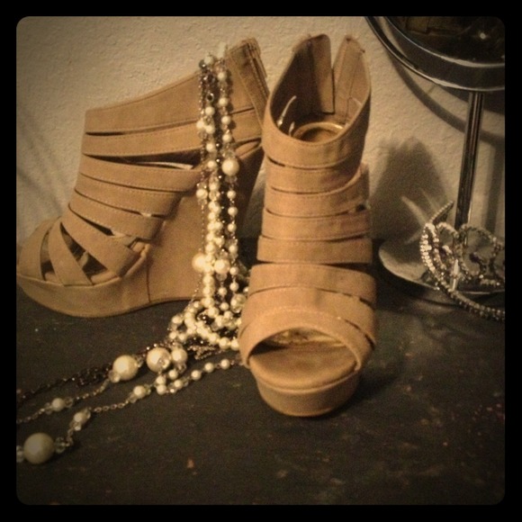🚫SOLD🚫 IN BUNDLE 6 1/2 Tan Suede cage wedges