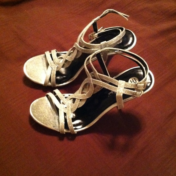 Silver shoes size 7 1/2❤️sold❤️