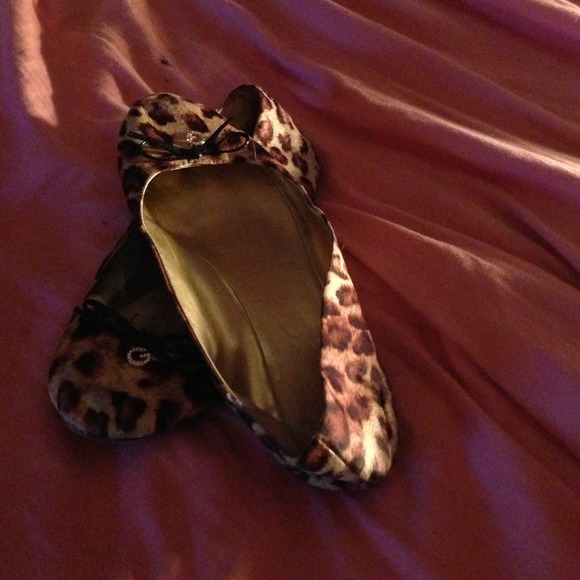 Guess chetah flats