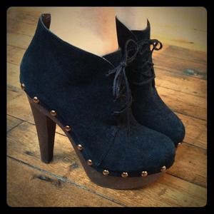 ✨ TRADED ✨Black Suede Platform Clogs Steve Madden