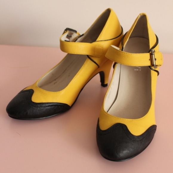 🚫SOLD🚫Brand new Cute yellow heels - Picture 2 of 3