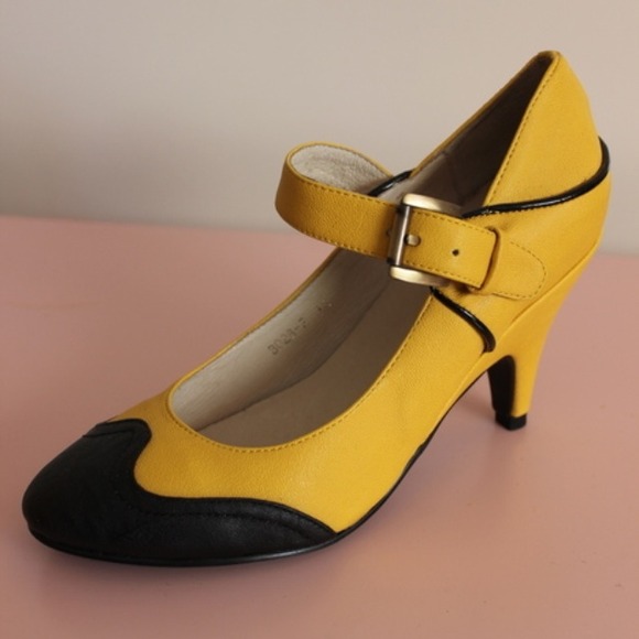 🚫SOLD🚫Brand new Cute yellow heels - Picture 3 of 3