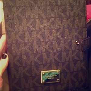 **hold**Authentic Michael Kors iPad 2/3 portfolio