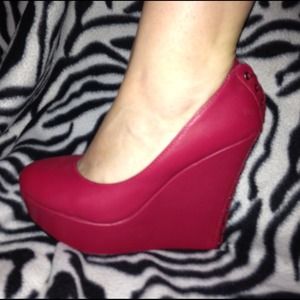 G by Guess size 8 red wedges