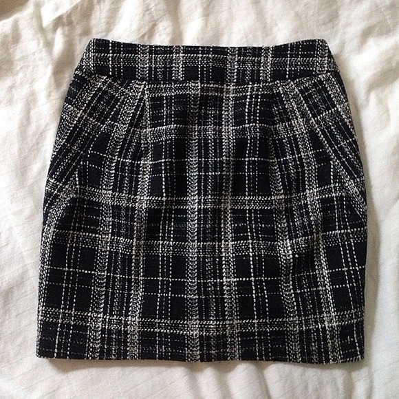 Forever 21 black and white mini skirt