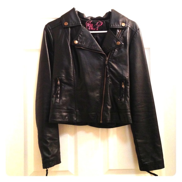 Side zipper faux leather jacket.