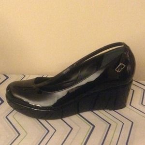 Patent BCBG wedge heels