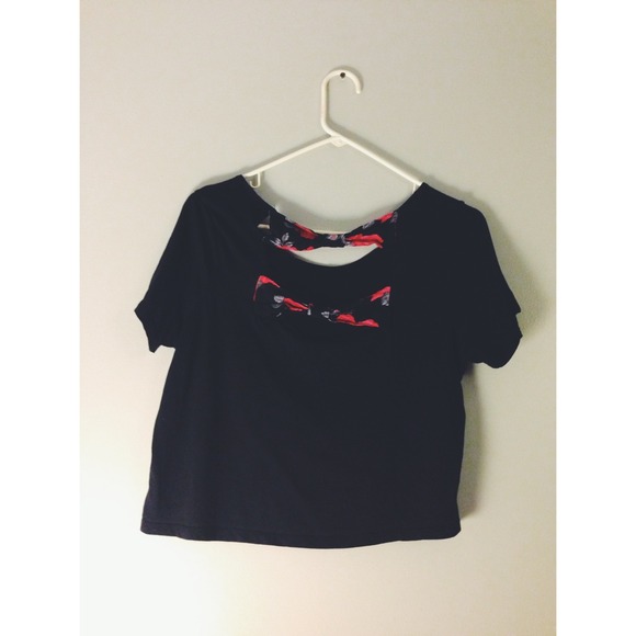 ❌SOLD❌Bow back crop top 💀✨
